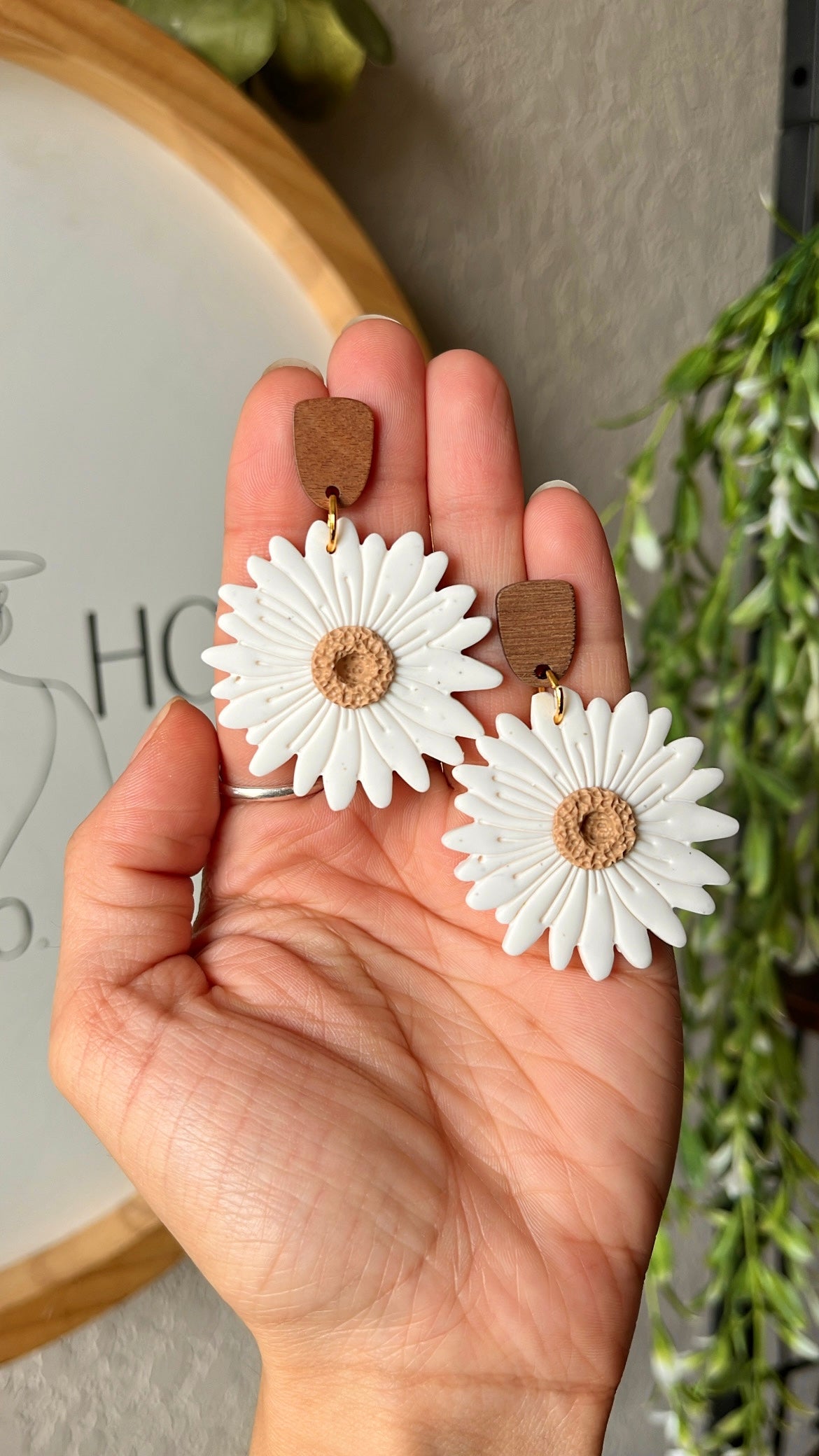 Statement Neutral Daisies