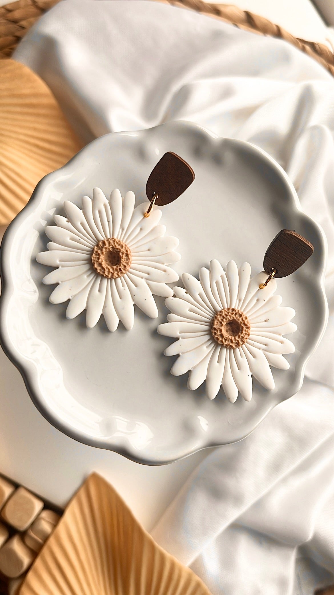 Statement Neutral Daisies