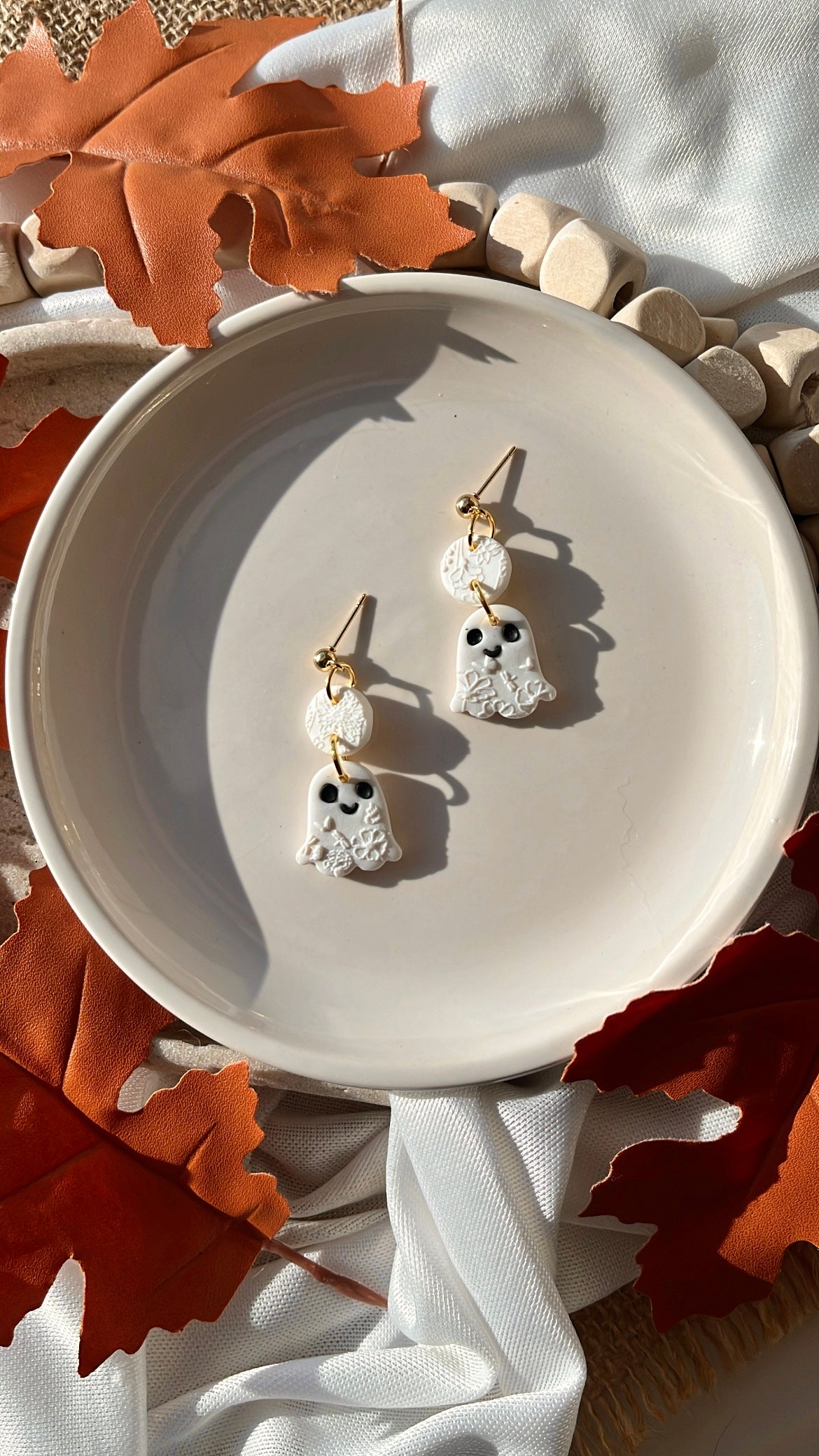 Happy Simple Ghosts